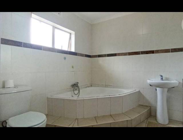 4 BEDROOM HOUSE FOR SALE IN STANGER MANOR